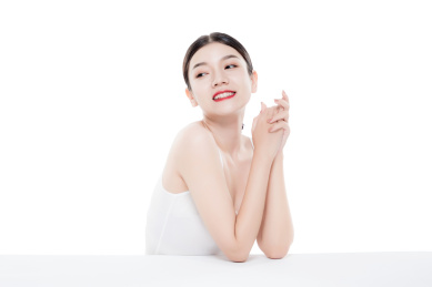 棚拍白背景年轻亚洲女性美容