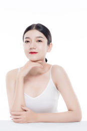 棚拍白背景年轻亚洲女性美容