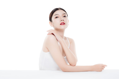 棚拍白背景年轻亚洲女性美容