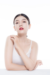 棚拍白背景年轻亚洲女性美容