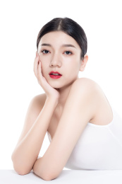 棚拍白背景年轻亚洲女性美容