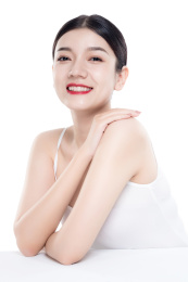 棚拍白背景年轻亚洲女性美容