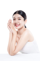 棚拍白背景年轻亚洲女性美容
