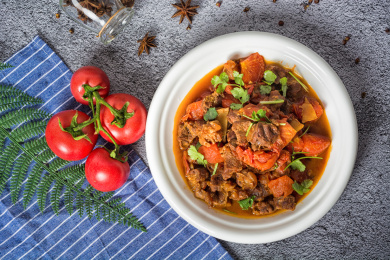 大理石背景上的中餐番茄炖牛腩