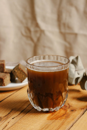 木质桌面上一杯浓稠的红糖水