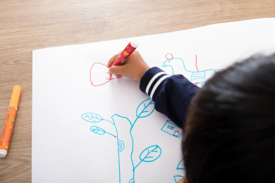 中国小孩子趴在桌子上练习绘画