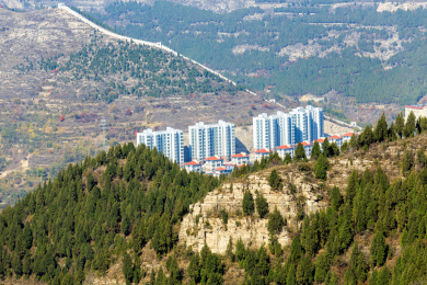 群山环抱中的楼宇，中国山东省青州市庙子镇