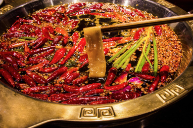 在火锅里翻滚的新鲜鸭肠