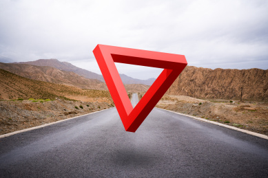 中国青海笔直的公路上有一个莫比乌斯环神秘自然现象