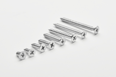 按照长短排列的一排不锈钢螺丝钉