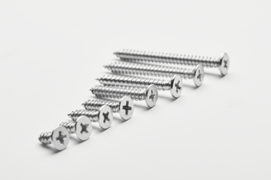 按照长短排列的一排不锈钢螺丝钉