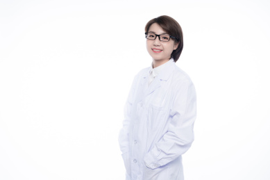 一位年轻的漂亮的女医生。