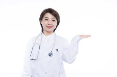 一位年轻的漂亮的女医生。