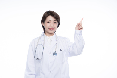 一位年轻的漂亮的女医生。