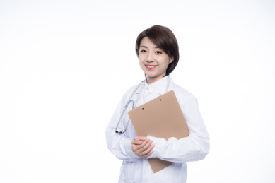 一位年轻的漂亮的女医生。