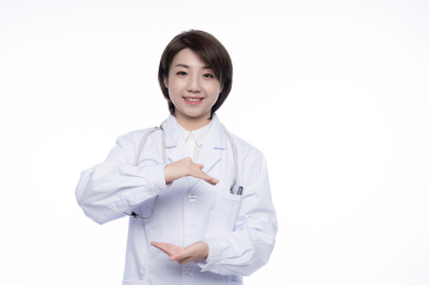 一位年轻的漂亮的女医生。