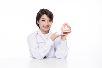 一位年轻的漂亮的女医生。