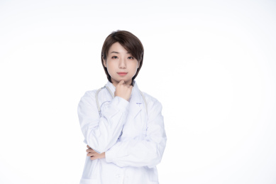 一位年轻的漂亮的女医生。