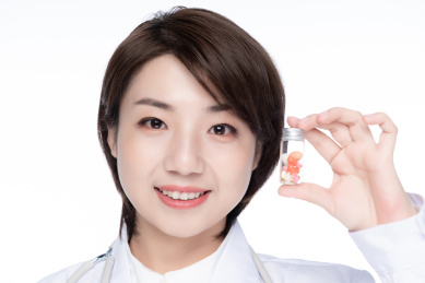 一位年轻的漂亮的女医生。