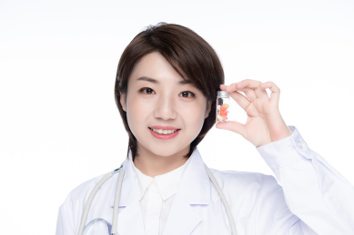 一位年轻的漂亮的女医生。