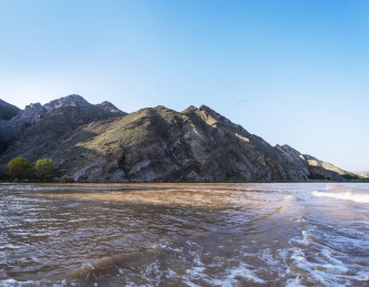 宁夏青铜峡黄河大峡谷游船视角沿岸风光