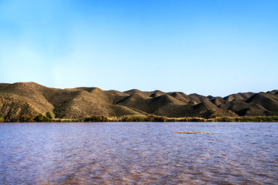 宁夏青铜峡黄河大峡谷游船视角沿岸风光