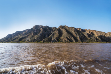 宁夏青铜峡黄河大峡谷游船视角沿岸风光