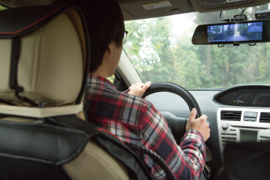 双手开车的成年男子