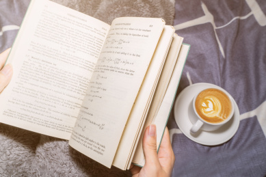 一个人在床上看书喝咖啡喝奶茶放松休闲惬意温暖温馨冬季生活