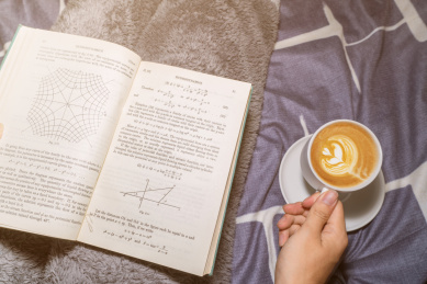 一个人在床上看书喝咖啡喝奶茶放松休闲惬意温暖温馨冬季生活