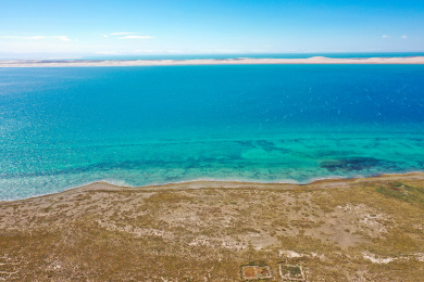 中国青海省海北藏族自治州碧蓝青海湖航拍视角