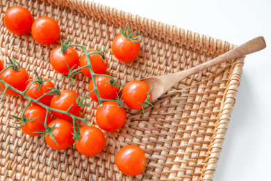 放在竹制托盘里的红色小番茄