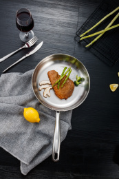 不锈钢煎锅里已煎熟的猪排