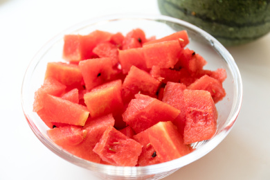 玻璃碗装着切开的西瓜小块