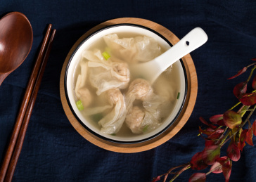 深色背景布上一碗福州肉燕