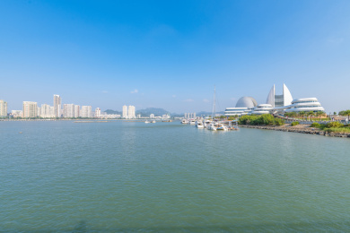 广东省珠海市情侣路野狸岛的城市海滨风光