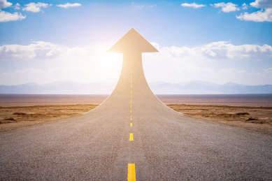 无人空旷的中国青海道路高速公路上向上增长的箭头公路代表涨幅概念