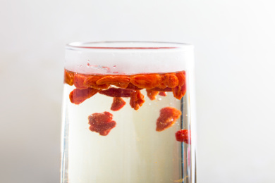 一杯美容养生开水清泡枸杞