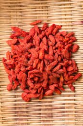 竹簸箕里装着的鲜红干枸杞药材