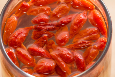 一杯美容养生开水清泡枸杞