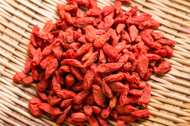 竹簸箕里装着的鲜红干枸杞药材