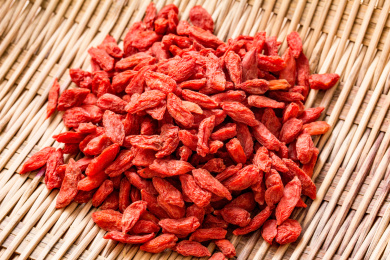 竹簸箕里装着的鲜红干枸杞药材