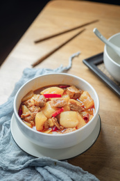 餐桌上碗里的辣椒牛腩炖萝卜