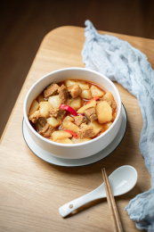 餐桌上碗里的辣椒牛腩炖萝卜