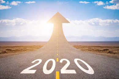 笔直的公路上写着2020象征着迎接2020新的开始新的希望努力走向成功目的地