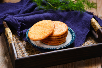 美味网红美食酥脆可口的酱油饼