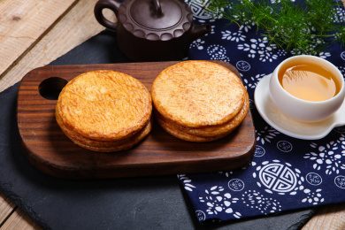 美味网红美食酥脆可口的酱油饼