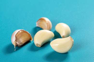 具有保健功效的大蒜摆放在蓝色背景上