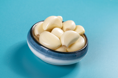 具有保健功效的大蒜摆放在蓝色背景上