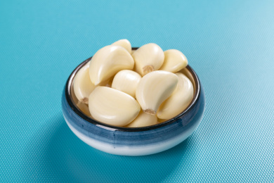 具有保健功效的大蒜摆放在蓝色背景上